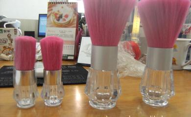 化妆刷、散粉瓶与火鸡毛粉刷加工——精致美妆与家用电器的完美结合